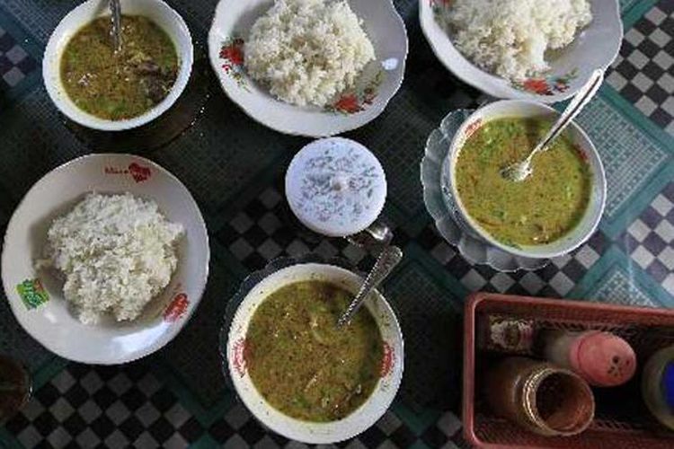 Hidangan empal gentong di sebuah warung makan milik di Jalan Raya Indramayu - Cirebon, Eretan, Kabupaten Indramayu, Jawa Barat. Empal gentong adalah kuliner berupa daging sapi dengan kuah yang merupakan makanan khas setempat yang bisa didapat di sepanjang jalur pantai utara dari Indramayu menuju Cirebon. 