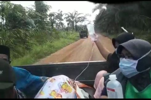 Video Viral Kapolsek Selamatkan Wanita Pendarahan Setelah Melahirkan dengan Menempuh 50 KM dari Dalam Hutan