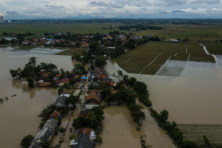 Foto udara banjir di Desa Karangligar, Kecamatan Telukjambe Barat, Karawang, Jawa Barat, Rabu (10/2/2021). Banjir di Karawang meluas ke 30 desa di 17 kecamatan. Akibatnya sebanyak 3.396 orang mengungsi dan satu orang meninggal dunia.