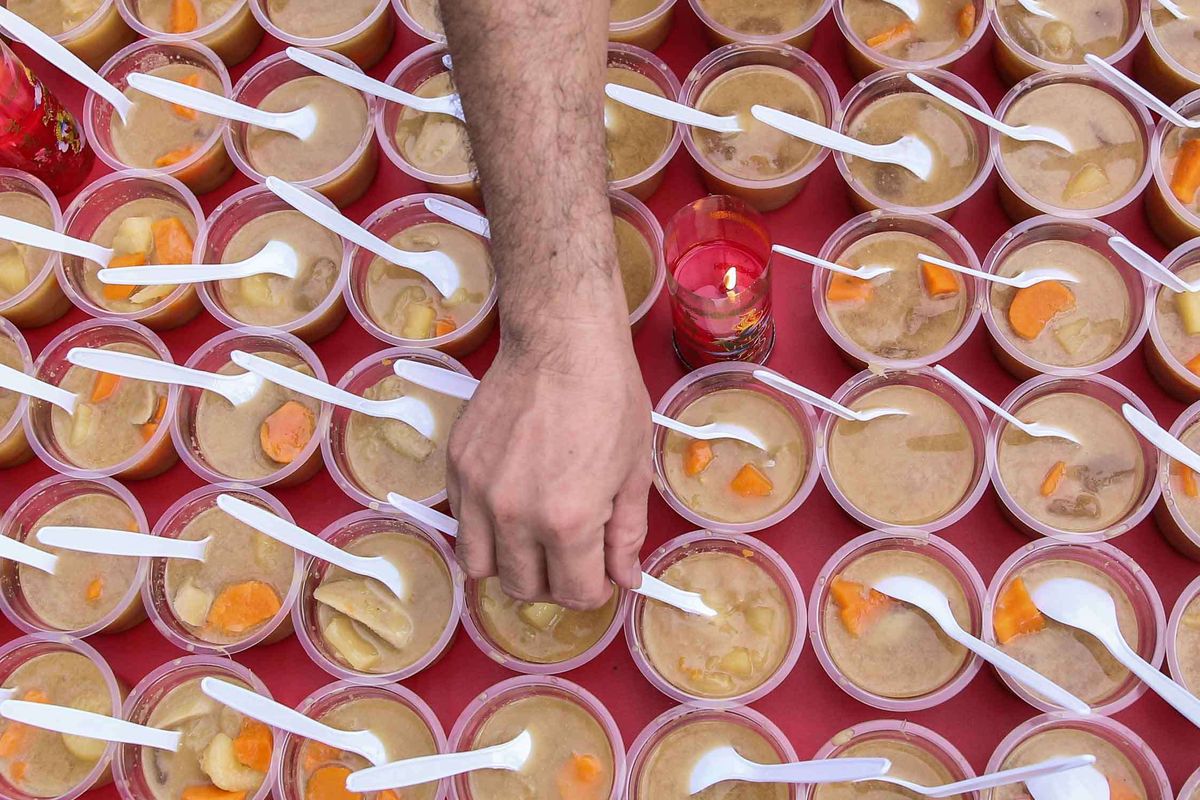 Umat Kelenteng Kim Tek Ie dan Muslim Tionghoa Indonesia membagikan hidangan takjil dan makanan untuk buka puasa di halaman Kelenteng Kim Tek Ie, Petak Sembilan, Glodok, Jakarta Barat, Minggu (12/5/2019).