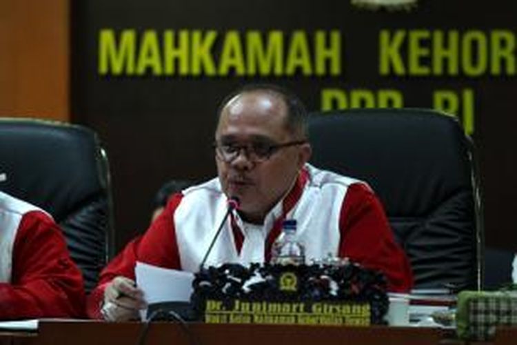 Wakil Ketua Mahkamah Kehormatan Dewan, Junimart Girsang saat mendengar keterangan Menteri Energi dan Sumber Daya Mineral Sudirman Said dalam sidang terbuka Mahkamah Kehormatan Dewan di Gedung Parlemen, Jakarta, Rabu (2/12/2015).