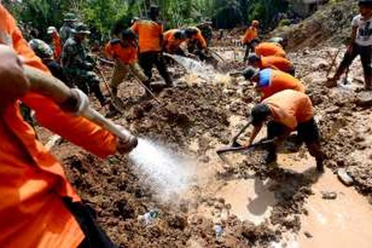 Tim SAR gabungan terus melakukan pencarian korban di lokasi bencana tanah longsor Dusun Caok, Desa Karangrejo, Loano, Purworejo, Jawa Tengah, Rabu (22/6/2016). Diperkirakan masih terdapat empat korban yang tertimbun di lokasi tersebut. Pencarian terkendala antara lain oleh kondisi timbunan tanah yang mulai mengeras.