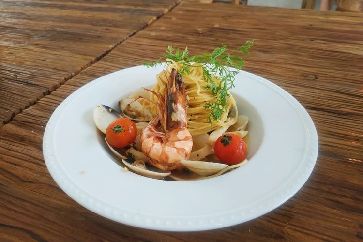 Menu pasta di Hey Beach dilengkapi toping berupa udang, buah, kerang, dan potongan cumi