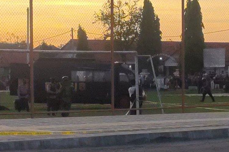 Tim Gegana Brimob Polda Jabar menggeledah pria yang mengaku membawa bom di Alun-alun Leuwimunding, Kabupaten Majalengka, Senin (23/5/2022). Pria yang mengaku bawa bom itu sempat mendatangi salah satu bank di kawasan itu.