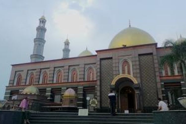 Pengunjung sedang duduk-duduk santai di pelataran Masjid Dian Al-Mahri, Meruyung, Limo, Kota Depok, Senin (22/6/2015). Pengunjung dapat mengunjungi Masjid Dian Al-Mahri untuk menunggu waktu berbuka puasa. 