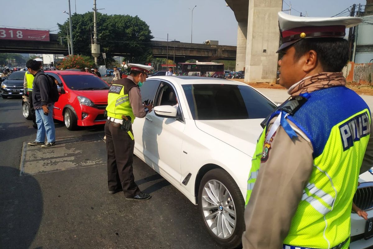 Pemberlakuan perluasan pembatasan kendaraan dengan sistem pelat nomor  ganjil genap resmi diterapkan Senin (9/9/2019).