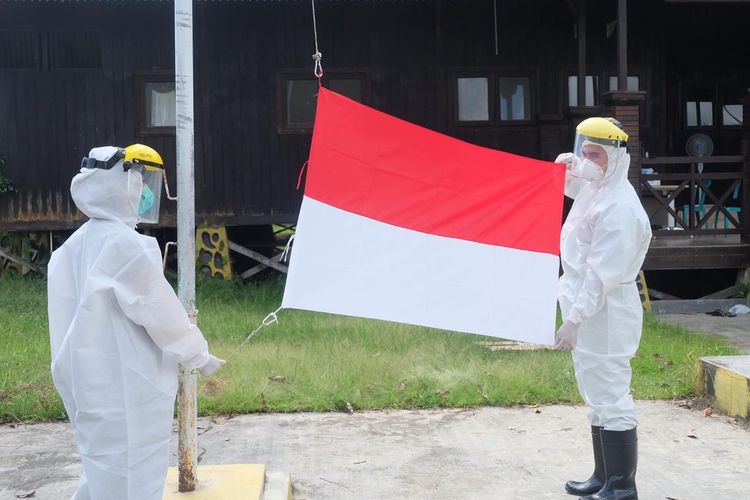 Suasana upacara peringakatan upacara Kemerdekaan RI ke 75 Tahun di Wisma Atlet di Tenggarong, Kutai Kertanegara, Kaltim, Senin (17/8/2020). 