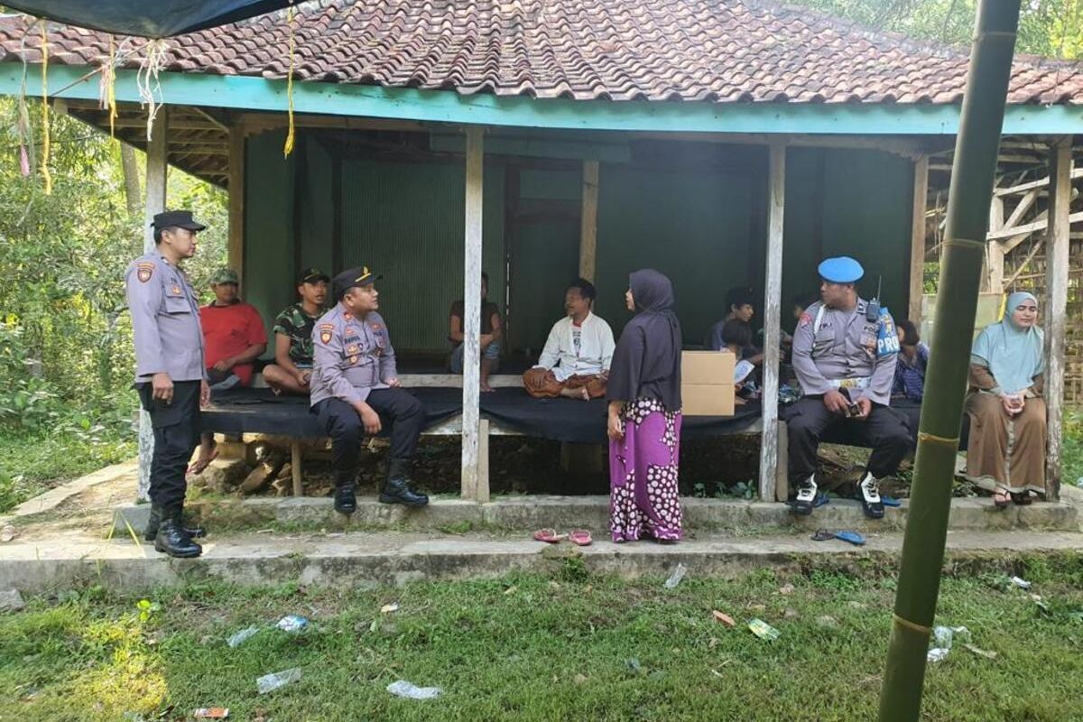 Mohammad Syarifin saat disambangi anggota polisi Polsek Galis saat memberikan bantuan sembako