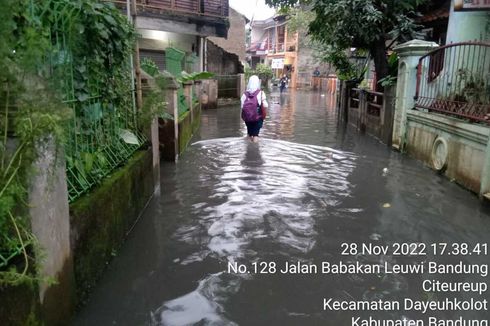 Sungai Cikapundung Meluap, Dayeuhkolot Bandung Banjir, Ketinggian Air 60 Cm