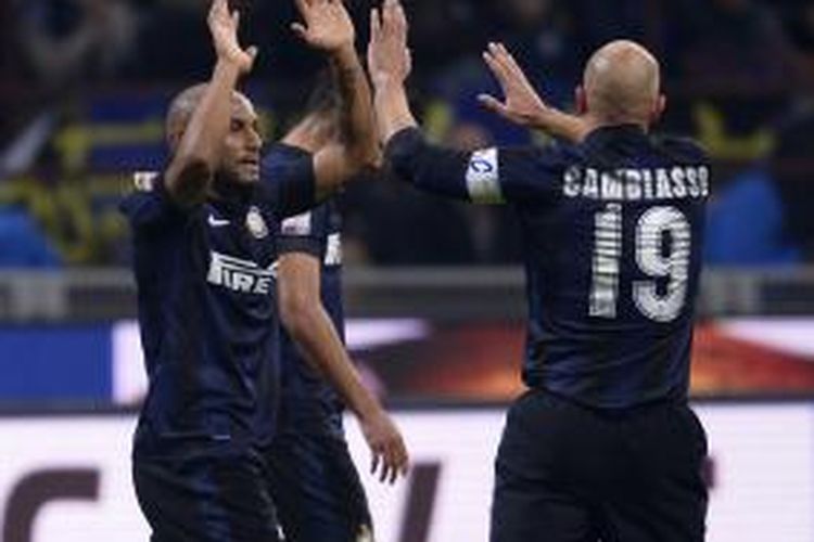 Pemain Inter Milan Jonathan Cicero Moreira (kiri) melakukan selebrasi bersama rekannya, Esteban Cambiasso, usai terjadi gol pertama Inter ke gawang Livorno dalam laga Serie-A di San Siro, Sabtu (9/11/2013). Inter menang 2-0.
