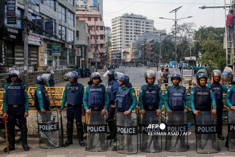 Polisi memasang penghalang jalan di dekat kantor pusat partai Partai Nasionalis Bangladesh (BNP) di Dhaka pada 8 Desember 2022, menjelang rapat umum BNP yang menyerukan 10 Desember untuk memaksa Perdana Menteri Sheikh Hasina mengundurkan diri. Sedikitnya satu orang tewas pada 7 Desember dan puluhan lainnya luka-luka di ibu kota Bangladesh, Dhaka, ketika polisi menembakkan peluru karet dan gas air mata ke arah pendukung oposisi sebelum menangkap ratusan orang, kata saksi mata dan polisi.