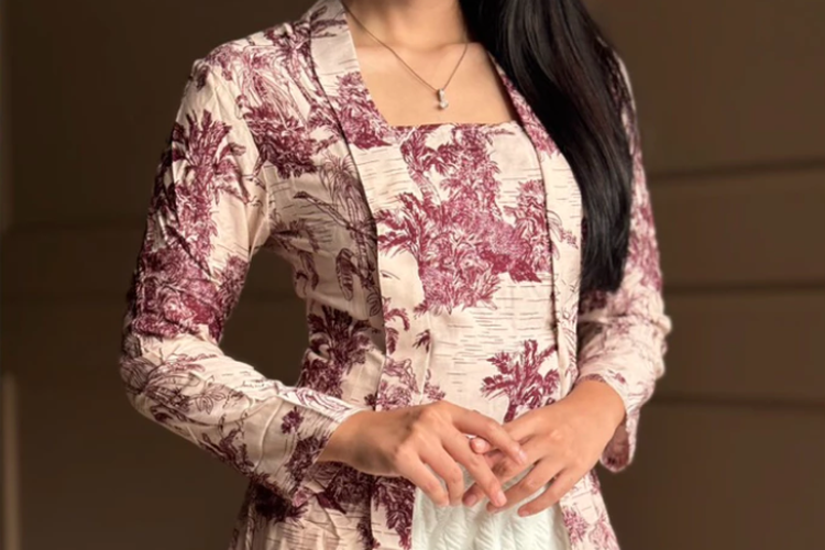 Kebaya Kutubaru dari Sandhayu. Menjelang wisuda, berikut rekomendasi kebaya wisuda yang bisa dijadikan inspirasi. Harganya Rp 130.000-an.