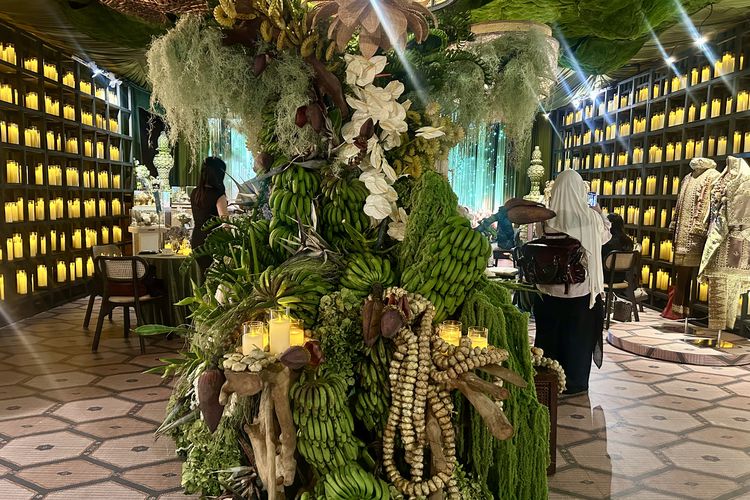 Instalasi pernikahan yang ada di The Garden of Everlasting Heritage, Where Traditions and Timeless Love Blossom, di Fairmont Jakarta Pusat, Sabtu (2/5/2026).
