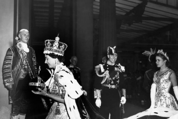 Ratu Inggris Elizabeth II, membawa bola dan tongkat kerajaan, memasuki Istana Buckingham setelah upacara penobatannya di Westminster Abbey London, 2 Juni 1953.