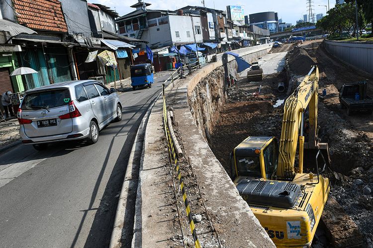 Pekerja mengoperasikan alat berat pada proyek pembangunan underpass Senen Extension di kawasan Senen, Jakarta, Minggu (3/5/2020). Meski dalam penerapan pembatasan sosial berskala besar (PSBB) akibat pandemi Covid-19, proyek yang menelan anggaran mencapai Rp 121,1 miliar dan ditargetkan selesai pada Desember 2020 ini diharapkan dapat mengurai kemacetan di kawasan tersebut.