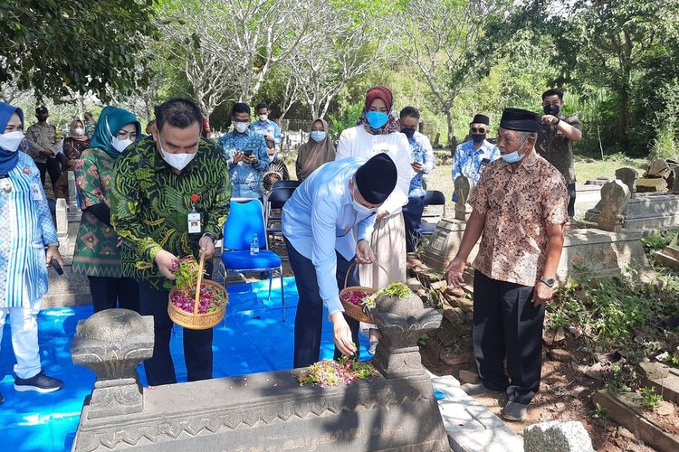 Gubernur Aceh, Nova Iriansyah (berpeci hitam) ditemani Bupati Blora, Arief Rohman melakukan ziarah ke Makam Potjut Meurah Intan di Blora, Kamis (17/3/2022)