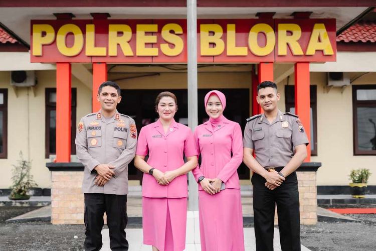 Pedangdut Yeni Inka dan suaminya berfoto dengan Kapolres dan ketua bhayangkari Blora di halaman Mapolres Blora, Selasa (3/1/2023)