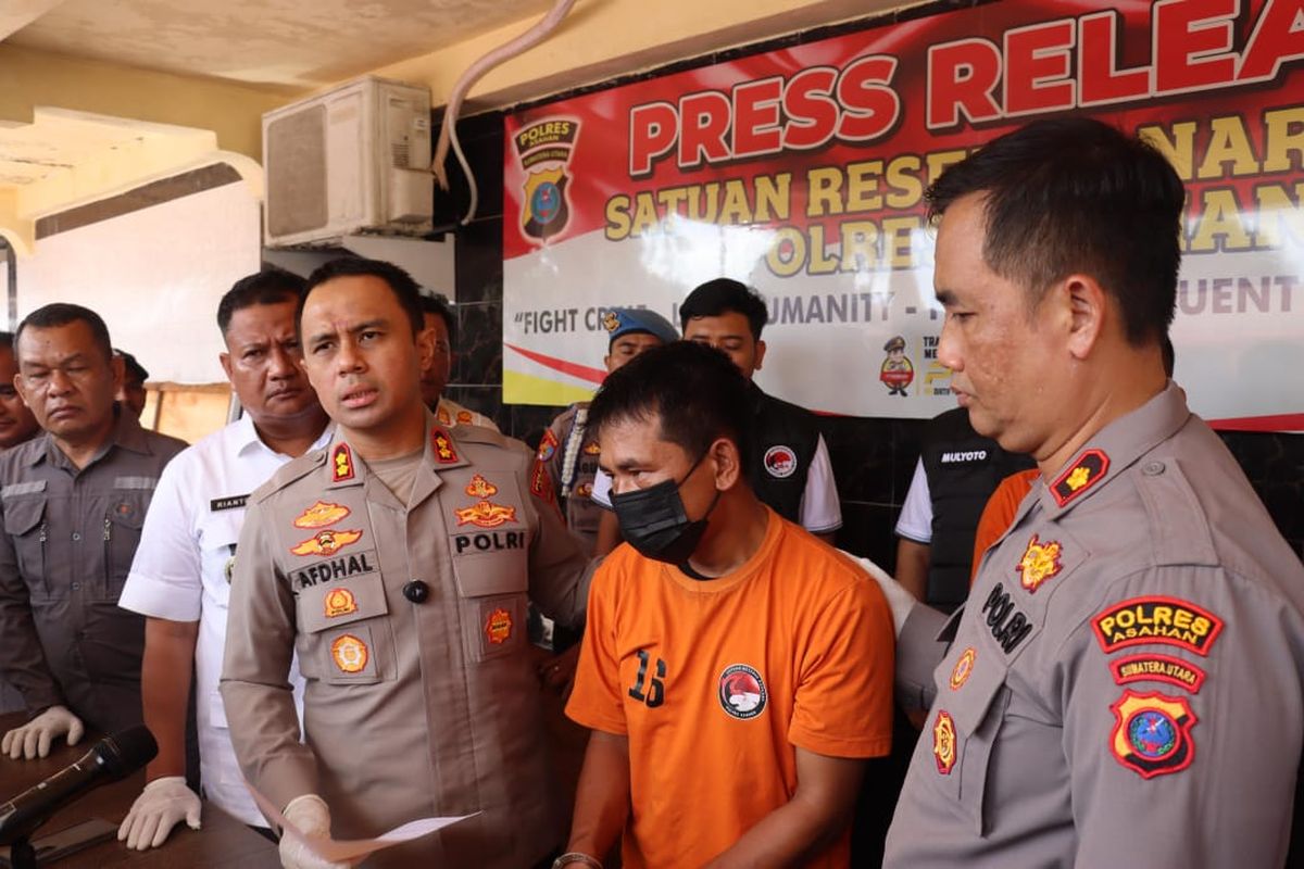 Kapolres Asahan, AKBP Afdhal Junaidi saat memaparkan kasus penyeludupan 20 kg sabu dan 40.000 butir pil ekstasi di Mapolres Asahan, Rabu (16/4/2025) 