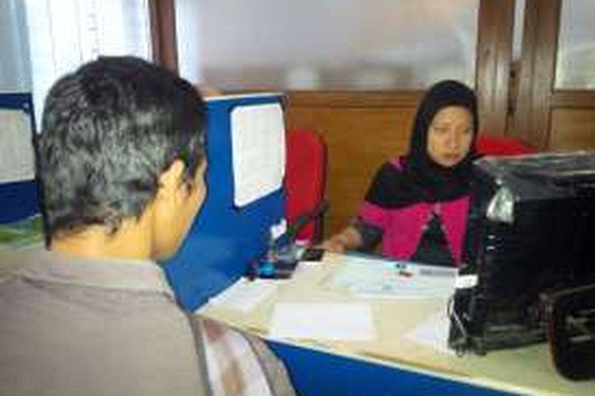  suasana pelayanan  pembuatan kartu kuning (kartu AK 1)di kantor Dinas Tenaga Kerja (Disnaker) Kabupaten Semarang.