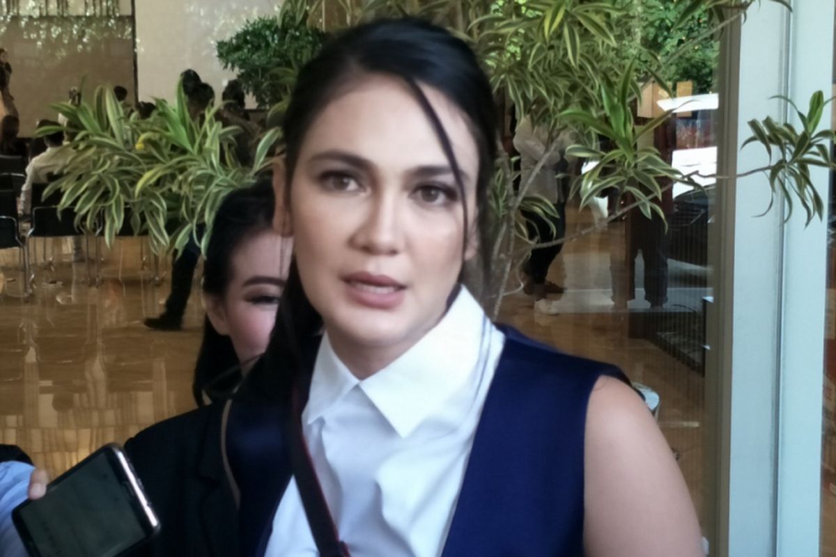 Luna Maya usai menghadiri diskusi bertajuk Sukses Bisnis Bersama Selebriti di The Elements, Kuningan, Jakarta Selatan, Senin (4/12/2017) sore.