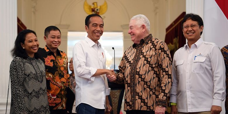 Presiden Joko Widodo (tengah) berjabat tangan dengan CEO Freeport McMoRan Richard Adkerson (kedua kanan) disaksikan Menteri BUMN Rini Soemarno (kiri), Menteri ESDM Ignasius Jonan (kedua kiri) dan Direktur Utama PT Indonesia Asahan Alumunium (Inalum) Budi Gunadi Sadikin seusai memberikan keterangan terkait pelunasan divestasi PT Freeport Indonesia di Istana Merdeka, Jakarta, Jumat (21/12/2018).  Presiden mengumumkan pelunasan divestasi PT Freeport Indonesia dengan membayarkan 3,85 miliar dolar AS atau sekitar Rp56 triliun melalui PT Inalum sehingga telah resmi menjadi milik Indonesia. ANTARA FOTO/Wahyu Putro A/hp.