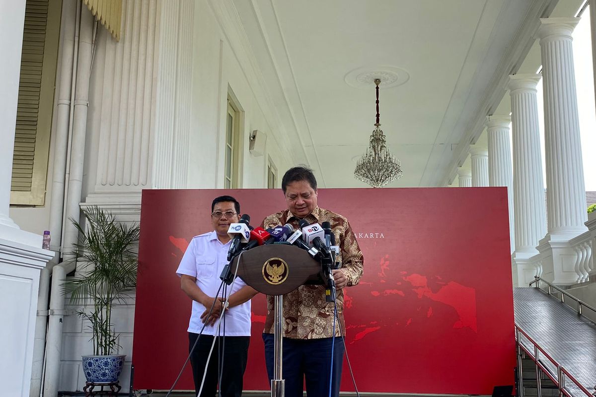 Menteri Koordinator Bidang Perekonomian Airlangga Hartarto  (kanan) di Kompleks Istana Kepresidenan, Jakarta Pusat, Senin (6/11/2023).