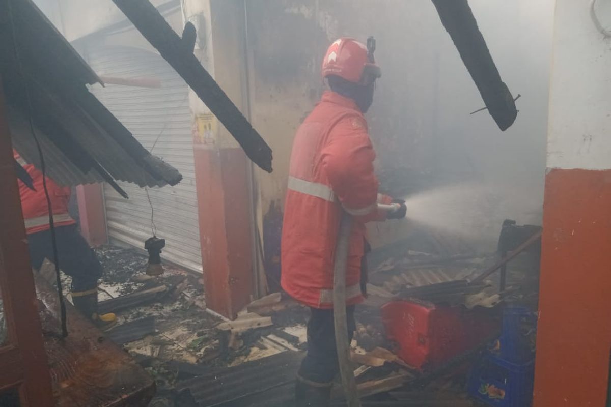 Petugas pemadam kebakaran memadamkan api di salah satu kios yang terbakar di Jalan Bintara Raya, Pondok Cipta, Bintara, Kota Bekasi, pada Sabtu (5/6/2021) siang.