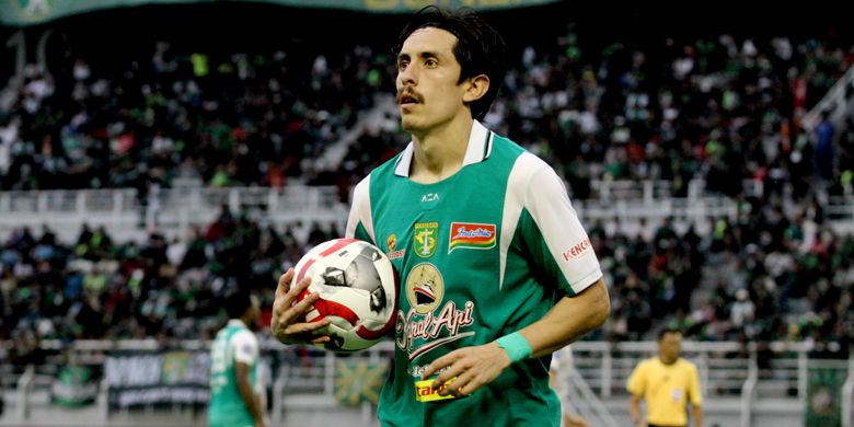 Pemain asing Persebaya Surabaya Francisco Rivera saat laga tunda pekan ke-8 Super League 2025-2026 melawan Persijap Jepara yang berakhir dengan skor 4-0 di Stadion Gelora Bung Tomo Surabaya, Minggu (28/12/2025) sore.