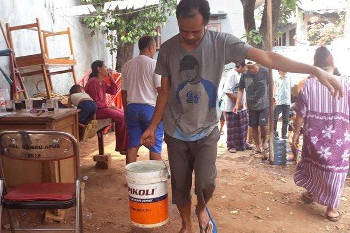 Warga Kelurahan Bambu Apus saat menerima bantuan air bersih di Cipayung, Jakarta Timur, Jumat (25/10/2019).  
