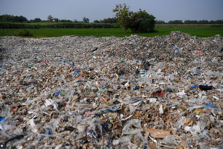 Tumpukan sampah plastik impor berada di sekitar pemukiman warga di Desa Bangun di Mojokerto, Jawa Timur, Rabu (19/6/2019). Berdasarkan data Lembaga Kajian Ekologi dan Konservasi Lahan Basah Ecoton, masuknya sampah dengan merk dan lokasi jual di luar Indonesia, diduga akibat kebijakan China menghentikan impor sampah plastik dari sejumlah negara di Uni Eropa dan Amerika yang mengakibatkan sampah plastik beralih tujuan ke negara-negara di ASEAN.
