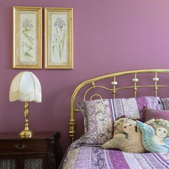 Warna ungu dan warna-warna seperti lilac atau lavender juga memberi kesan yang lembut dan damai.