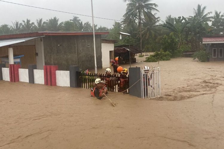 Petugas Basarnas Mamuju saat mengevakuasi warga yang terjebak banjir di Kecamatan Kalukku, Mamuju, Sulbar, Selasa (11/10/2022).