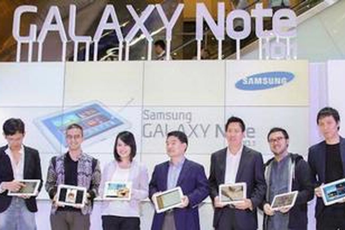 Petinggi Samsung dan pengguna Galaxy Note 10.1 berpose dalam acara peluncuran di Jakarta (30/8/2012)
