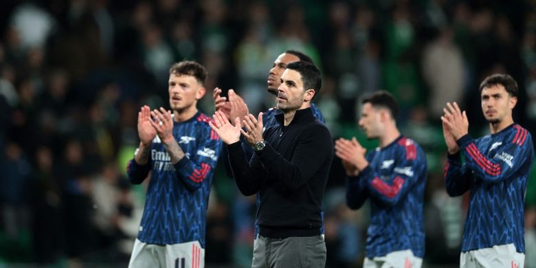 Mikel Arteta dan para pemainnya menyapa penggemar setelah memenangkan pertandingan sepak bola leg pertama perempat final Liga Champions antara Sporting CP vs Arsenal di stadion Jose Alvalade di Lisbon pada 7 April 2026. (Foto oleh PATRICIA DE MELO MOREIRA / AFP)