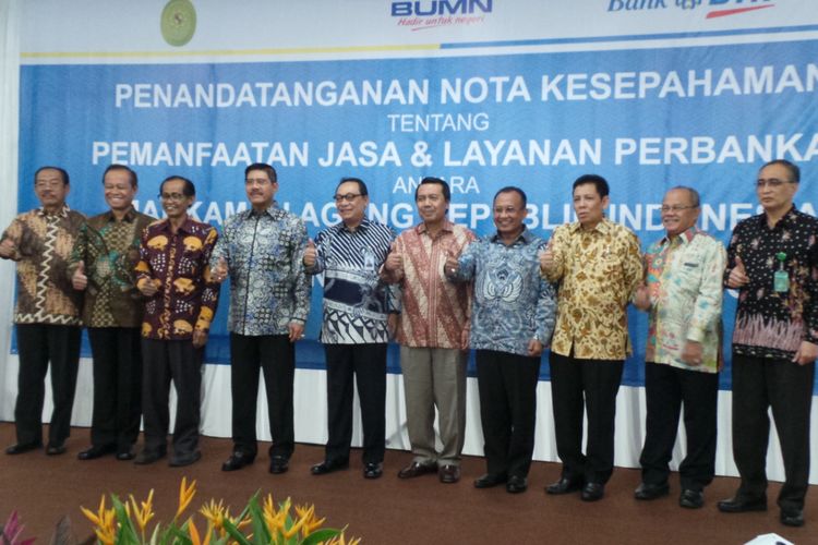 Direktur Utama Bank BTN Maryono (pakai batik biru garis-garis) berfoto bersama Direksi Bank BTN dan Ketua Mahkamah Agung Hatta Ali (berkumis) dan para Hakim Agung MA, seusai penandatanganan nota kesepahaman layanan perbankan, di Gedung MA, Jakarta Pusat, Kamis (6/7/2017).