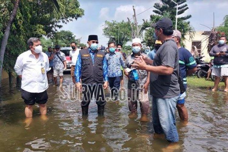 Pj Bupati Sidoarjo saat meninjau lokasi vanjir di Rangkah Kidul Kabupaten Sidoarjo, Rabu (17/2/2021). 
