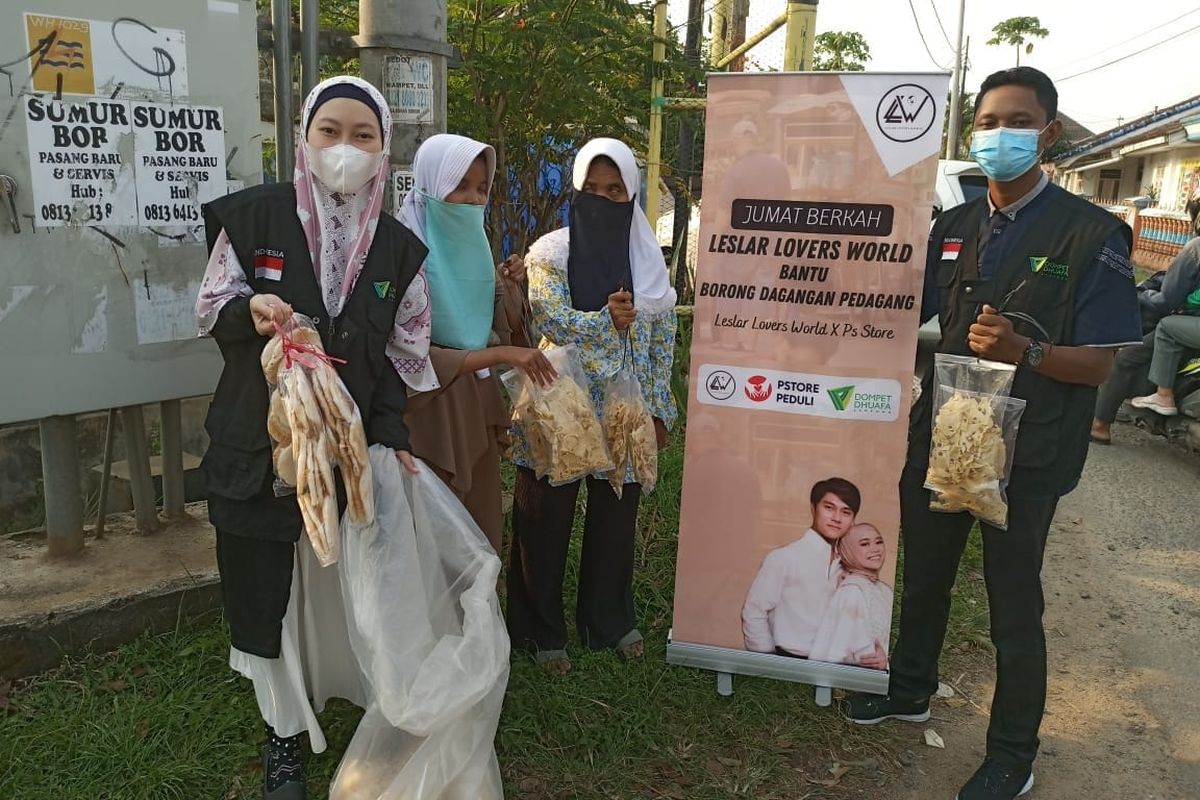 Kolaborasi dengan Leslar Lovers World dan PS Store Peduli, Dompet Dhuafa menggelar aksi kebaikan ?Borong Dagangan Pedagang? di Bandar Lampung, Jumat (10/9/2021).

