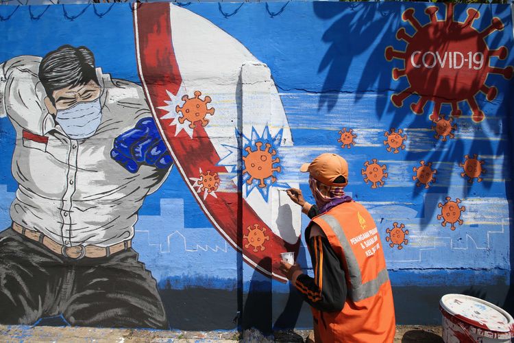 Gunawan, Petugas Penanganan Prasarana Sarana Umum (PPSU) Kelurahan Bukit Duri membuat mural bertemakan Covid-19 di kawasan Bukit Duri, Jakarta Selatan, Jumat (28/8/2020). Berdasarkan data pemerintah hingga pukul 12.00 WIB, Kamis (27/8/2020), diketahui total kasus Covid-19 di Indonesia mencapai 162.884 orang sejak kasus pertama diumumkan pada 2 Maret 2020.