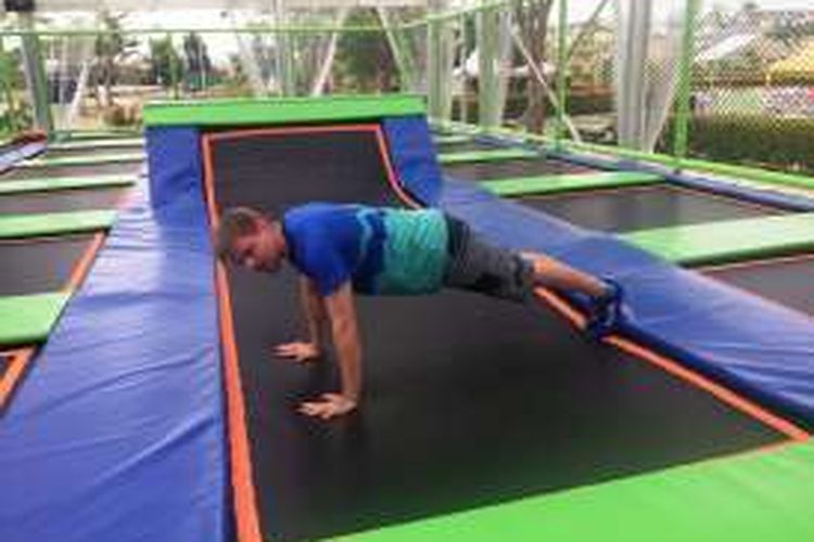 Greg Roe, apesialis akrobatik trampoline dari Kanada, sedang mencontohkan gerakan pemanasan di Jumped Trampoline Fit Club, Serpong, Tangerang Selatan.