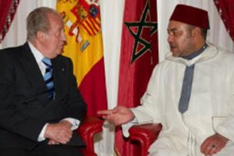 Raja Mohamad dan Raja Spanyol Juan Carlos dalam sebuah cara di Rabat.