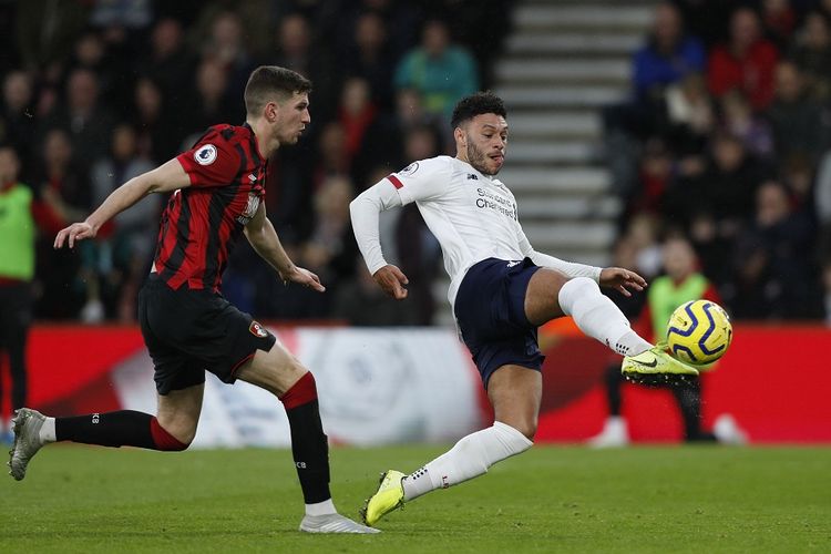 Gelandang Liverpool Alex Oxlade-Chamberlain (kanan) mencetak gol pembuka dalam pertandingan antara Bournemouth vs Liverpool di Vitality Stadium di Bournemouth, Inggris, pada 7 Desember 2019.