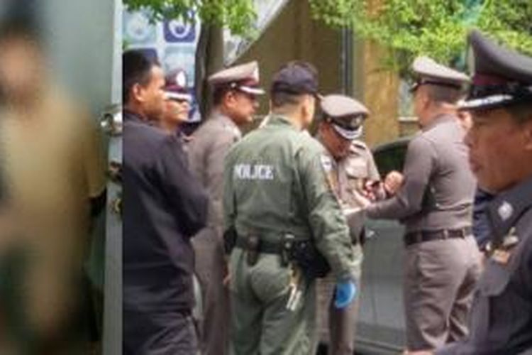 Polisi Thailand menggerebek sebuah apartemen di Kota Bangkok, Thailand, Sabtu (29/8/2015), dan menahan seorang pemuda yang ditetapkan menjadi tersangka dalam kasus Bom Bangkok.