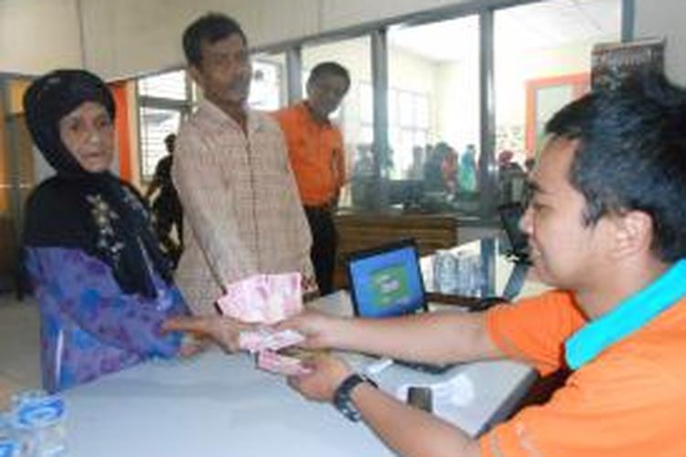 Musaadah (72)warga Desa Karangrowo RT 2 RW 2, Kecamatan Wonosalam, Demak, saat mencairkan dana bantuan PSKS, di Kantor Pos Demak, Kamis (23/4/2015)