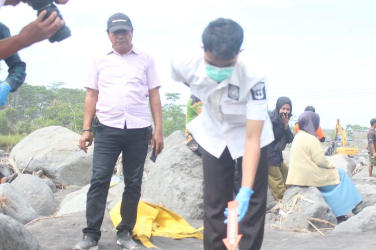 Polisi melakukan olah TKP penemuan kerangka manusia di Sungai Rejali, Selasa (4/6/2024)