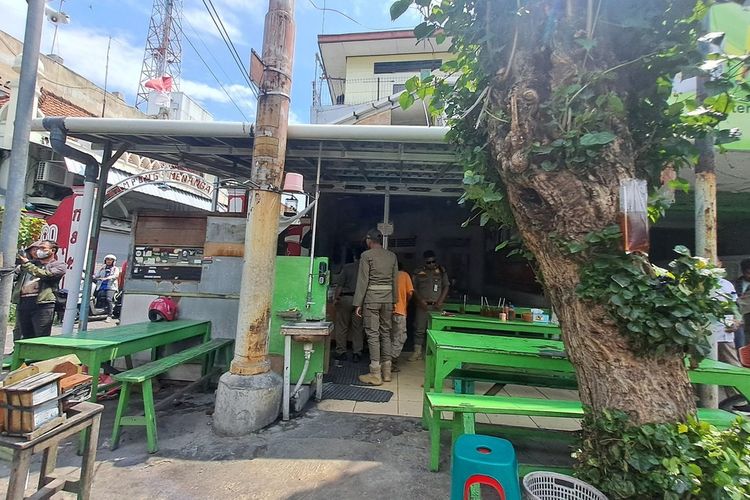 Warung Bakso Remaja Gading yang berlokasi di Jalan Veteran, Kelurahan Joyosuran, Kecamatan Pasar Kliwon, Kota Solo, terkait dugaan menggunakan bahan non-halal, ditutup sementara oleh Satpol-PP Solo, pada Senin (3/11/2025).