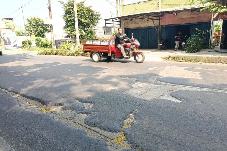 11 Tahun Rusak, Jalan di Depan STTD Bekasi Dikeluhkan karena Sering Sebabkan Kecelakaan
