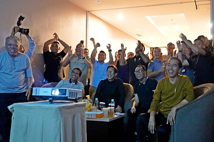 Presiden Joko Widodo (Jokowi) mengikuti nonton bareng (nobar) pertandingan sepak bola bersama sejumlah Menteri Kabinet Indonesia Maju (KIM) di hotel di Kota Palu, Provinsi Sulawesi Tengah (Sulteng), Selasa (26/3/2024). 
