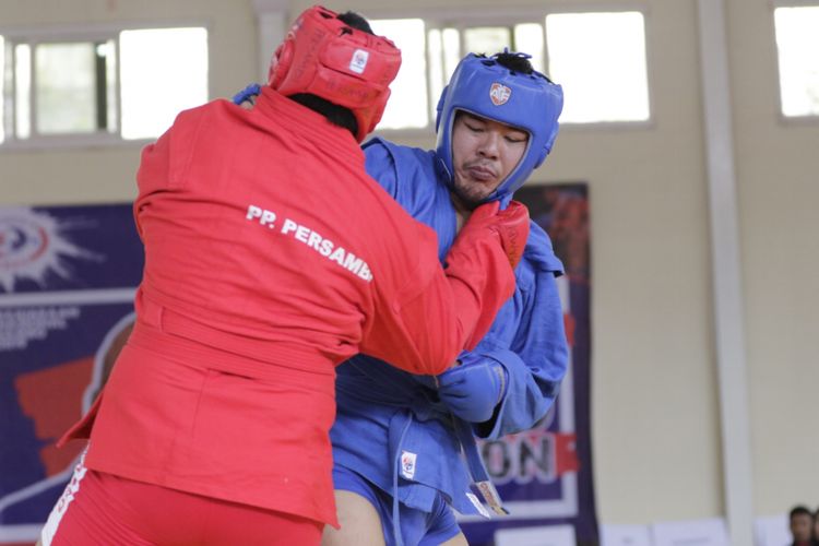 Atlet Sambo asal Kalimantan Timur, Vincent Madjid (biru) bertarung melawan atlet sambo Kalimantan Utara Seni Kristian (merah) dalam Kejuaraan Nasional Sambo 2019 di Ciloto, Cianjur, Jawa Barat, Sabtu (26/1/2019). 