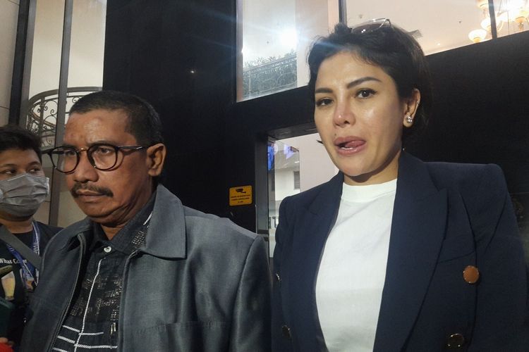 Sebagai salah satu pemegang sahamnya, Nikita Mirzani menanggapi soal pencabutan izin usaha Holywings oleh Pemprov DKI Jakarta. Pada Kamis (21/7/2022), Nikita Mirzani ditangkap oleh penyidik Polresta Serang Kota di lobi Mal Senayan City, Jakarta Pusat.