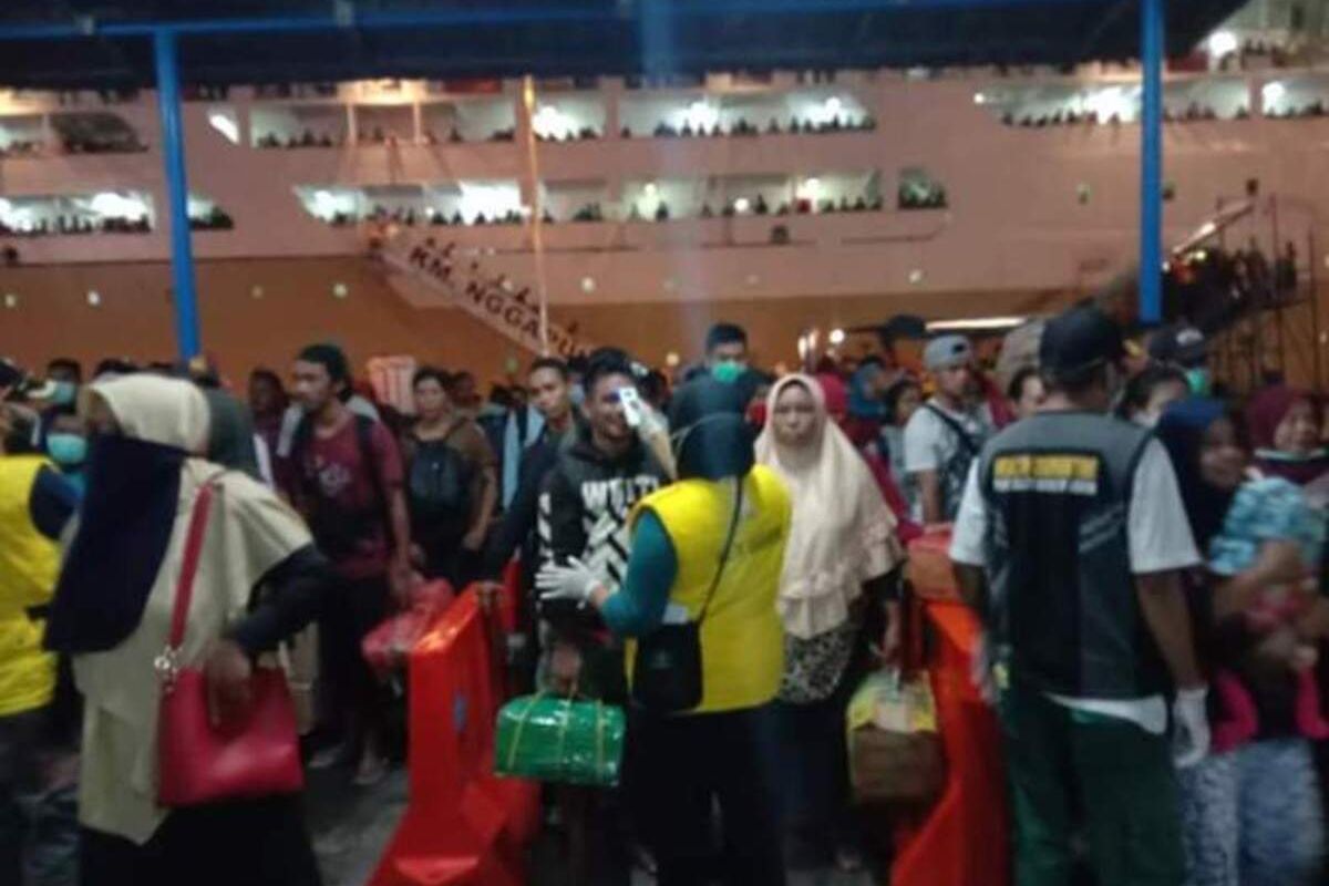 Ratusan pemudik yang tiba dengan KM Ngapulu menjalani pemeriksaan ketat oleh petugas di Pelabuhan Yos Sudarso Ambon, Minggu malam (29/3/2020)